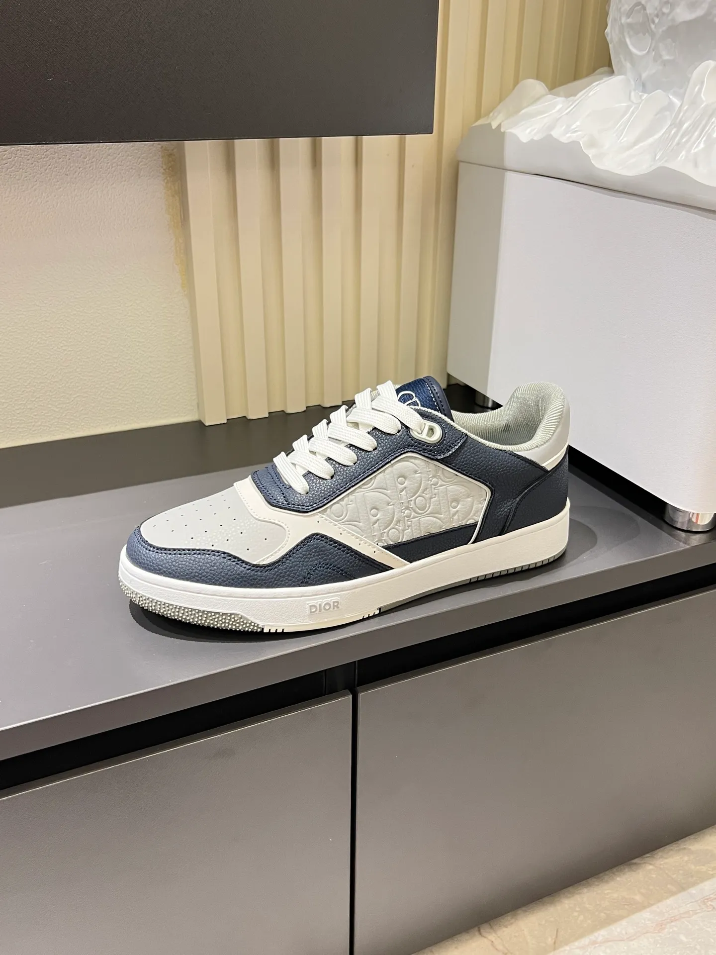 Men's shoes 💰p400 "Dio*" mid-top B27 casual sneakers. This B27 high-top sneaker is a new product in the series and continues Di*r's classic style. Crafted from gray and white smooth calf leather with beige and black Oblique print panels on the sides. The "CD Icon" shaped shoelace eyelets are clever and delicate, and the two-color rubber sole, rear collar and heel are all equipped with the brand's iconic details to enhance the style. Oblique printed straps at the ankle allow for an adjustable fit to complement the overall design. Fashionable and versatile, it can complement any look. Create an exquisite design with unique dynamic vitality and modern atmosphere, presented in low-top and high-top styles. This new must-have shoe adds a new dimension to Dior's archive heritage, embodying modern elegance. Purchase the original version and make it 1:1. If you need top quality, please come to me! Male 38-44!